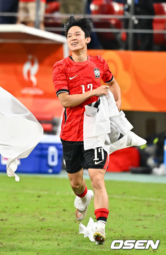 [OSEN=도요타(일본), 박준형 기자] 미쳤다! 엄지성(24, 스완지 시티)이 결승골로 한국축구를 살렸다.이민성 감독이 이끄는 U23 남자축구대표팀은 3일 오후 7시 30분 도요타 스타디움에서 개최된 아이치-나고야 아시안게임 2026 결승전에서 엄지성의 결승골이 터져 숙적 일본을 1-0으로 제압했다.경기종료 후 양민혁이 태극기를 들고 그라운드를 돌고 있다.   2026.10.03 /  soul1014@osen.co.kr