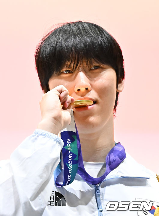 [OSEN=도코나메(일본), 박준형 기자] 1, 2세트의 아슬아슬했던 위기를 연속 대역전극으로 이겨낸 대한민국 e스포츠 대표팀이 대만을 완전히 압도하며 금메달을 차지햇다. 강동훈 감독이 이끄는 대한민국 대표팀은 2일 일본 아이치현 도코나메시 아이치 스카이 엑스포에서 열린 2026 아이치·나고야 아시안게임 e스포츠 LoL 결승전 대만과의 3세트 경기에서 시작부터 상체와 정글 주도권을 단단히 움켜쥐며 대만을 압박한 끝에 29분 만에 넥서스를 깨뜨리고 금메달을 확정 지었다.시상식에서 LoL 한국대표팀 제카 김건우가 포즈를 취하고 있다.   2026.10.02 /  soul1014@osen.co.kr