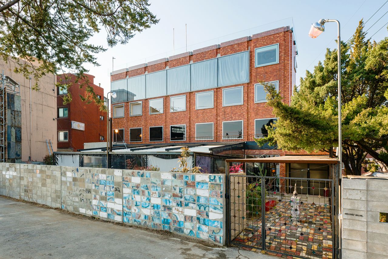 지난달 3일 일반에 공개한 서울 용산구 치커리 호텔 전경. 40여년 된 여관을 개조했다. 사진 어니언