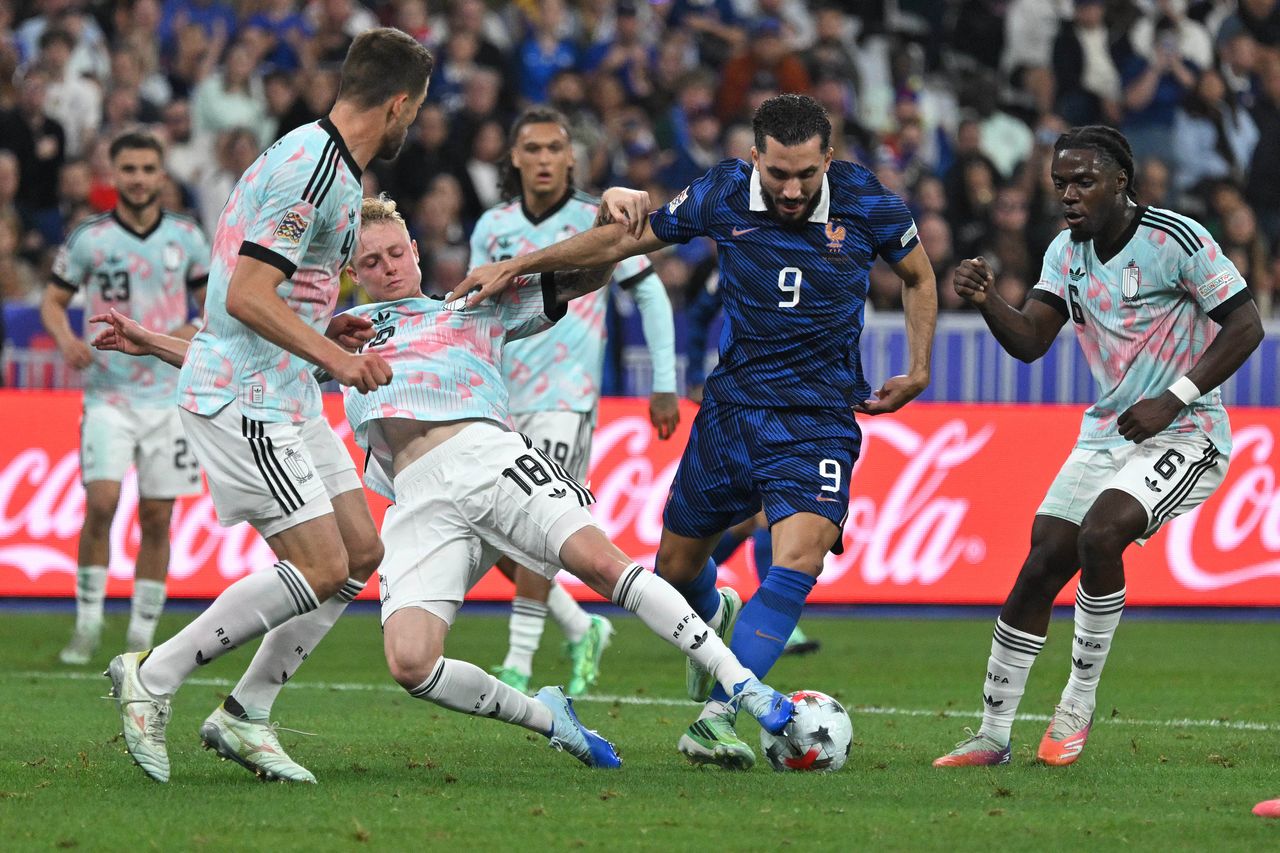 2026년 10월 6일(한국시간) 프랑스 생드니에서 열린 프랑스와 벨기에의 UEFA 네이션스 리그 경기 중, 프랑스의 라얀 셰르키(가운데)가 벨기에의 호아킨 세이스(왼쪽에서 두 번째)와 공을 다투고 있다. EPA=연합뉴스