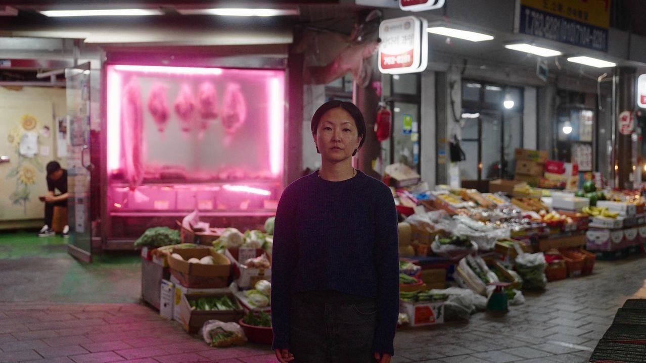 쇠렌센 감독은 이 다큐가 "세 어머니를 에 대한 저의 사랑, 러브레터"라고 했다. 어쩌면 그 자신도 엄마가 되며 헤아리게 된 사랑이다. 인류학 박사학위를 따고 만든 첫 다큐 ‘콜롬비아인 가족’(2020)에서 부모의 정치활동 속에 방치됐던 딸과 어머니의 재회를 그리며 자신의 상황을 빗대보곤 했던 쇠렌센 감독은 ‘엄마의 엄마’를 궁금해 하는 어린 아들의 천진난만한 질문에 자신의 이야기를 꺼낼 용기를 냈다. 사진 부산국제영화제