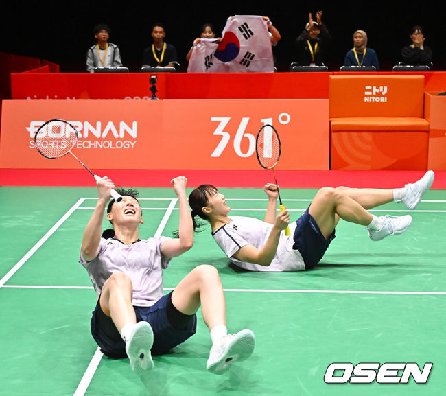 [OSEN=아이치현(일본), 박준형 기자] 마침내 한국 배드민턴의 2026아이치·나고야 아시안게임 첫 금메달이 탄생했다.이소희-백하나(이상 인천국제공항) 조가 명승부 끝에 만리장성을 넘고 여자복식 정상에 올랐다.배드민턴 여자 복식 세계 2위 이소희-백하나 조는 29일일본 이치노미야 시립 체육관에서 열린 대회 여자 복식 결승전에서중국의 류성수-탄닝 조(세계 1위)를 상대로 2-1(26-28 21-18 21-18)로 역전승을 거두며 우승했다.1게임 41분, 2게임 28분, 3게임 37분으로 총 106분이 걸린 혈투였다.금메달 확정 순간 백하나와 이소희가 기뻐하고 있다.    2026.09.29 / soul1014@osen.co.kr