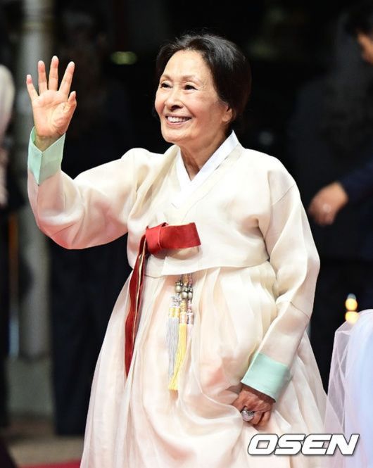 [OSEN=부산, 최규한 기자] 6일 오후 부산 우동 영화의전당에서 ‘제31회 부산국제영화제’ 개막식 레드카펫 행사가 열렸다.  올해로 31회째를 맞는 부산국제영화제는 이날 오후 개막식을 시작으로 오는 15일까지 59개국 316편을 상영한다.  배우 김혜자가 레드카펫을 밟고 있다. 2026.10.06 / dreamer@osen.co.kr