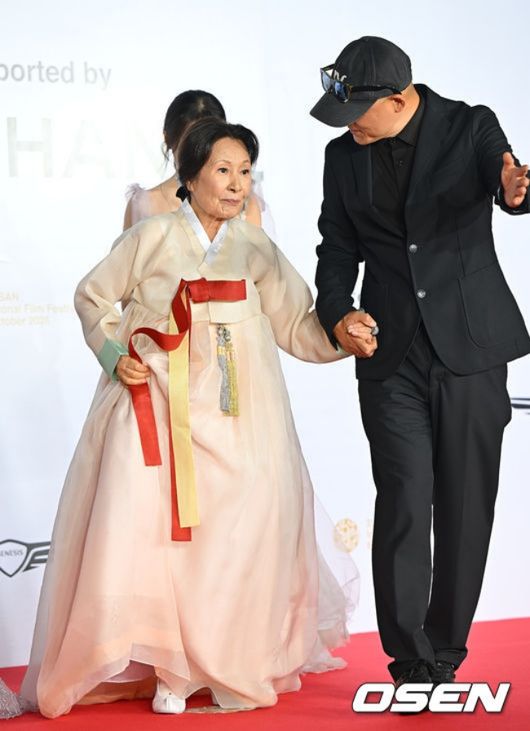 [OSEN=부산, 최규한 기자] 6일 오후 부산 우동 영화의전당에서 ‘제31회 부산국제영화제’ 개막식 레드카펫 행사가 열렸다.  올해로 31회째를 맞는 부산국제영화제는 이날 오후 개막식을 시작으로 오는 15일까지 59개국 316편을 상영한다.  배우 김혜자가 레드카펫을 밟고 있다. 2026.10.06 / dreamer@osen.co.kr