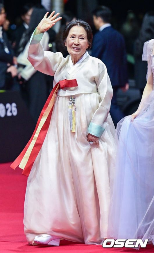 [OSEN=부산, 최규한 기자] 6일 오후 부산 우동 영화의전당에서 ‘제31회 부산국제영화제’ 개막식 레드카펫 행사가 열렸다.  올해로 31회째를 맞는 부산국제영화제는 이날 오후 개막식을 시작으로 오는 15일까지 59개국 316편을 상영한다.  배우 김혜자가 레드카펫을 밟고 있다. 2026.10.06 / dreamer@osen.co.kr
