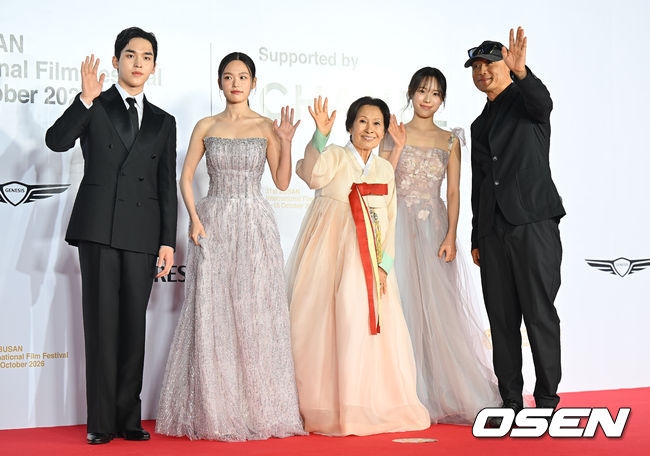 [OSEN=부산, 최규한 기자] 6일 오후 부산 우동 영화의전당에서 ‘제31회 부산국제영화제’ 개막식 레드카펫 행사가 열렸다.  올해로 31회째를 맞는 부산국제영화제는 이날 오후 개막식을 시작으로 오는 15일까지 59개국 316편을 상영한다.  배우 김혜자가 레드카펫을 밟고 있다. 2026.10.06 / dreamer@osen.co.kr