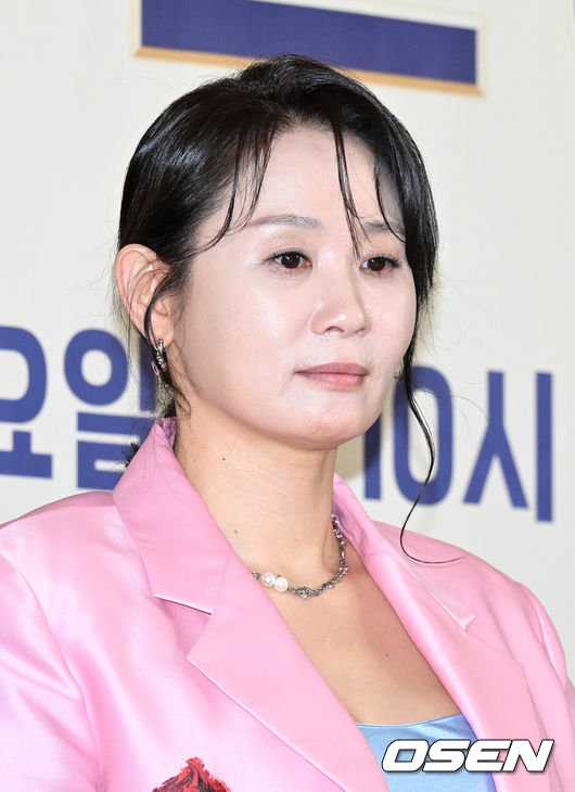 [OSEN=이대선 기자] 22일 오후 서울 마포구 스탠포드호텔코리아에서 JTBC 신규 예능 프로그램 ‘배우반상회’ 제작발표회가 열렸다.배우 김선영이 취재진의 질문을 듣고 있다.  2023.12.22 /sunday@osen.co.kr