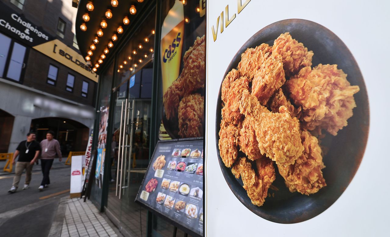 공정거래위원회가 6일 프랜차이즈 치킨 업체를 대상으로 담합 혐의에 대한 현장조사를 진행했다. 이재명 대통령은 지난 30일 육계 가격 하락에도 치킨 가격이 유지되고 있다는 내용의 기사를 공유하며 “한번 점검해 보겠다”고 밝혔다. 사진은 1일 서울 시내 한 프랜차이즈 치킨 매장 모습. 뉴스1