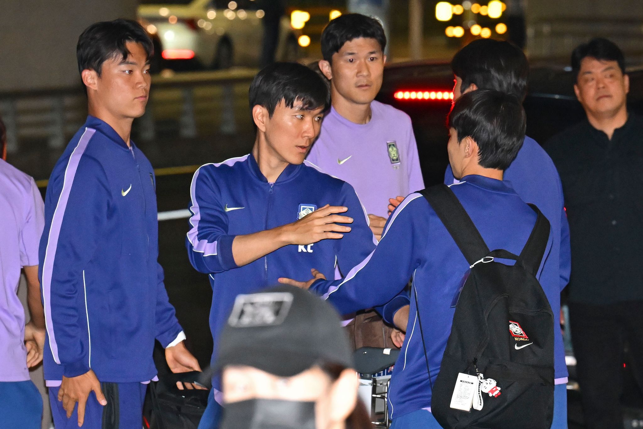 2026 북중미 월드컵 32강 진출에 실패한 축구 국가대표팀 선수들이 인천공항을 통해 입국한 후 인사를 나누고 있다. 왼쪽부터 오현규, 황인범, 김민재. 뉴스1