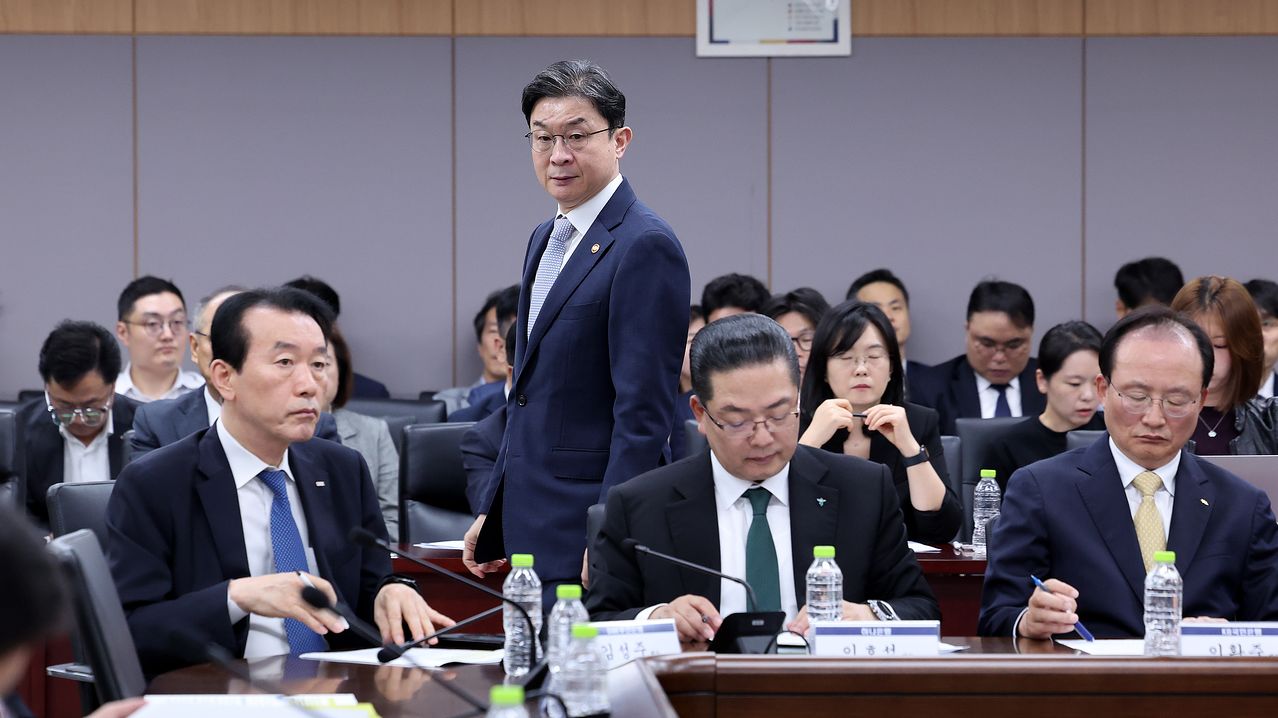 이억원 금융위원장(왼쪽 둘째)이 4일 금융권 AI 해킹 사고 관련 긴급 점검회의에 입장하고 있다. 이날 회의에는 전체 금융권 협회장·대표 등이 참석했다. 왼쪽부터 김성주 부산은행장, 이호성 하나은행장, 이환주 KB국민은행장이 자리에 앉아 있다. 뉴스1