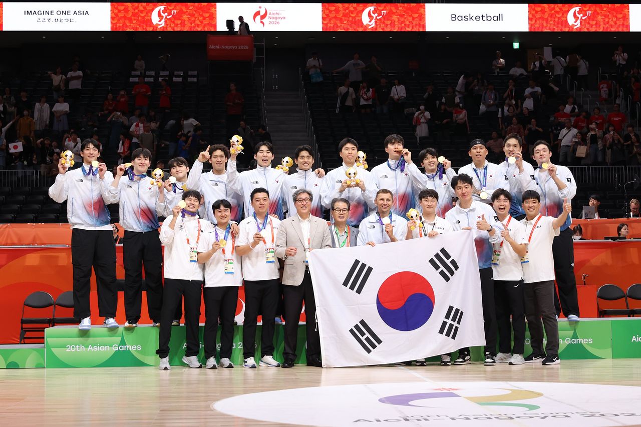한국 농구의 부활을 이끈 권혁운 대한민국농구협회 회장(앞줄 가운데). 체계적인 유소년 시스템을 구축하는 게 목표다. [사진 대한민국농구협회] 