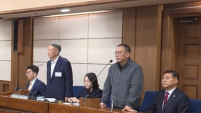 정치 브로커 명태균씨로부터 여론조사를 무상으로 받은 혐의로 기소된 윤석열 전 대통령이 7일 서울 서초구 서울고등법원(서울고법)에서 열린 2심 선고 공판에 출석하고 있다.   연합뉴스 