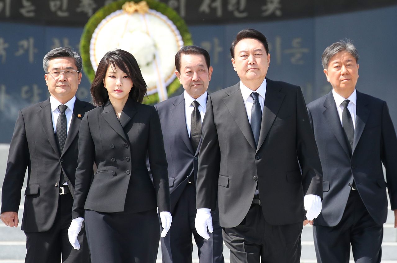 윤석열 대통령과 김건희 여사 등이 2022년 5월 10일 대통령 취임식 직전 국립서울현충원 현충탑에 분향한 뒤 이동하고 있다. 대통령실사진기자단