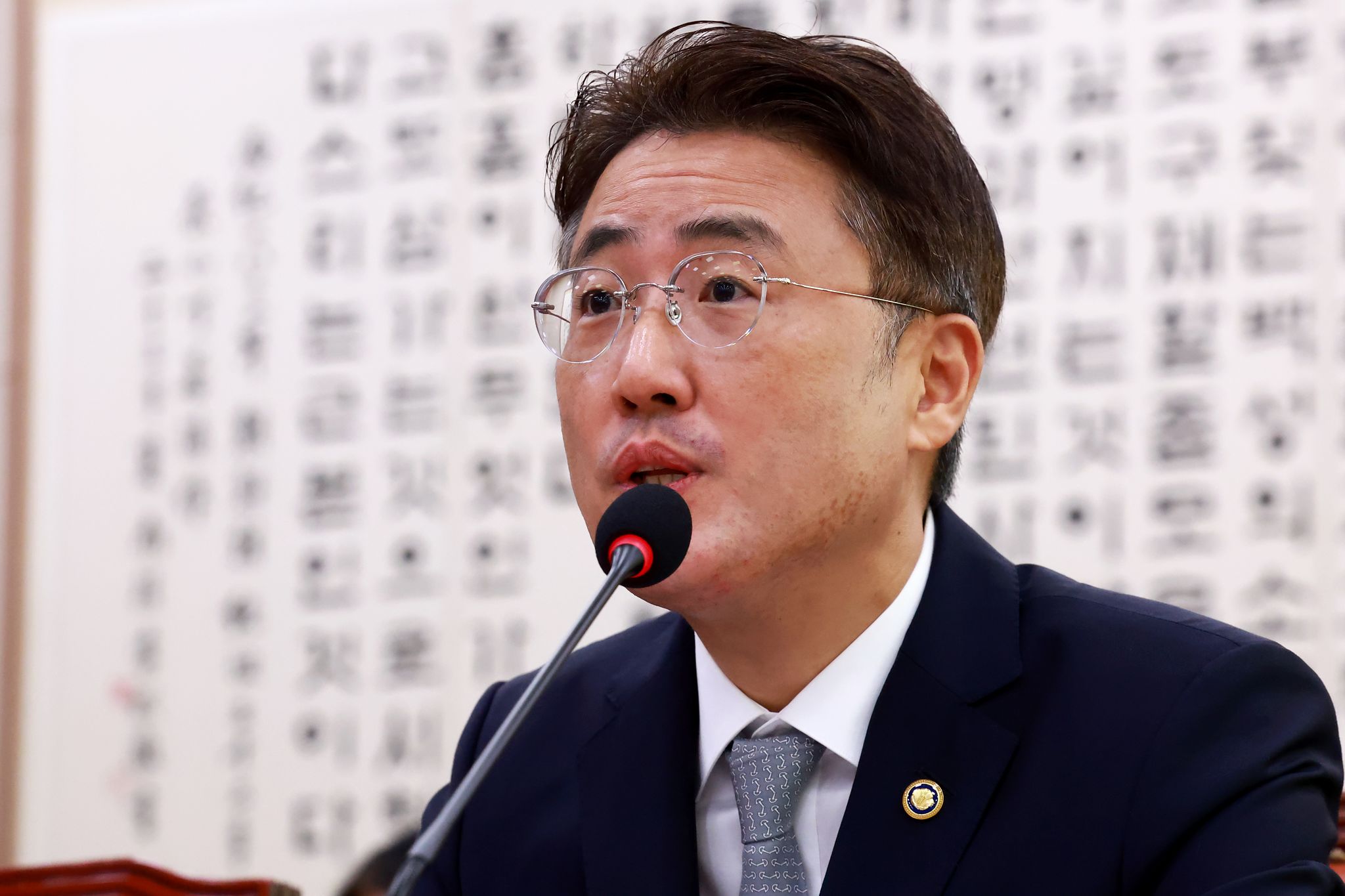 이진수 법무부 차관이 8일 서울 여의도 국회에서 열린 법제사법위원회의 법무부 등에 대한 국정감사에서 업무보고를 하고 있다. 장진영 기자 