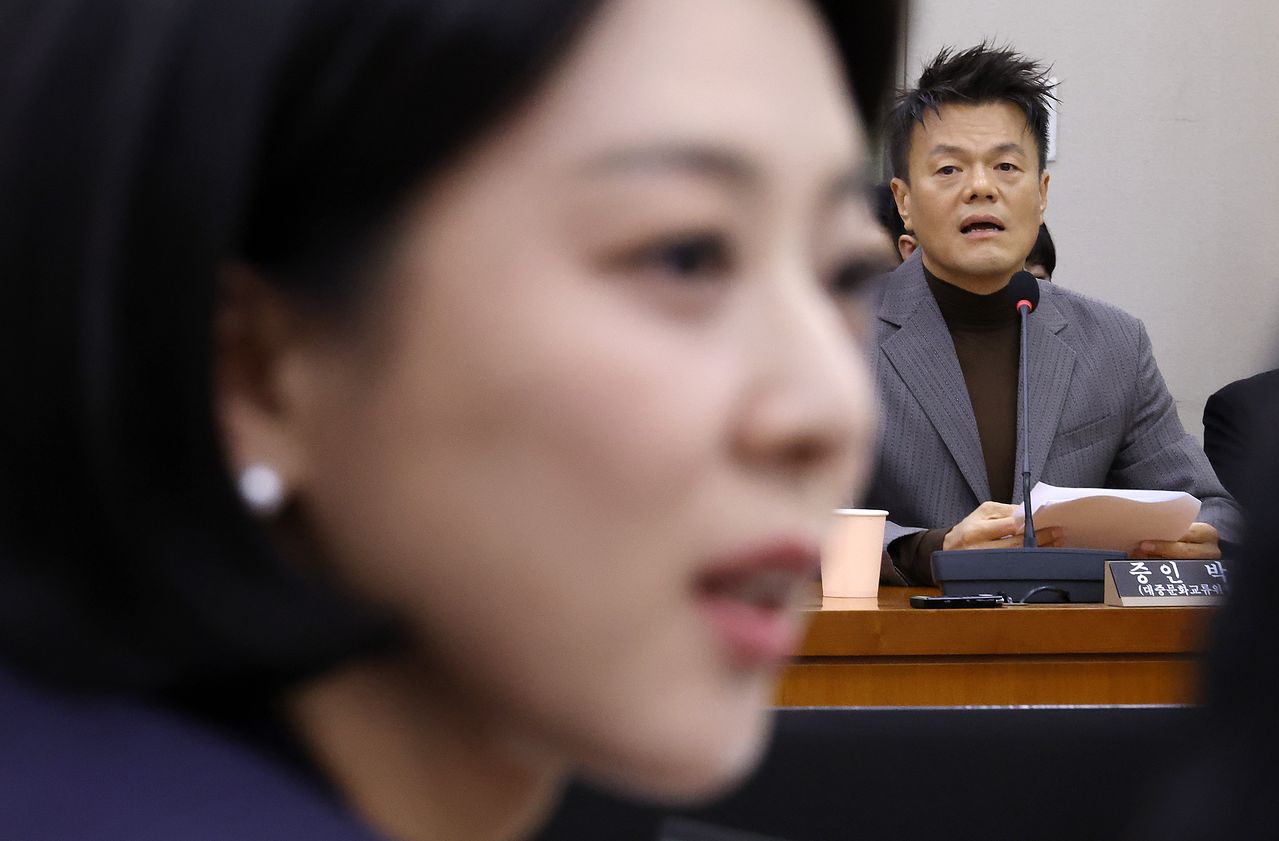 7일 국회 문화체육관광위원회에서 열린 문화체육관광부에 대한 국정감사에서 증인으로 출석한 박진영 대중문화교류위원회 공동위원장이 배현진 국민의힘 의원으로부터 패노메논 기획 관련 질의를 받고 있다. 연합뉴스