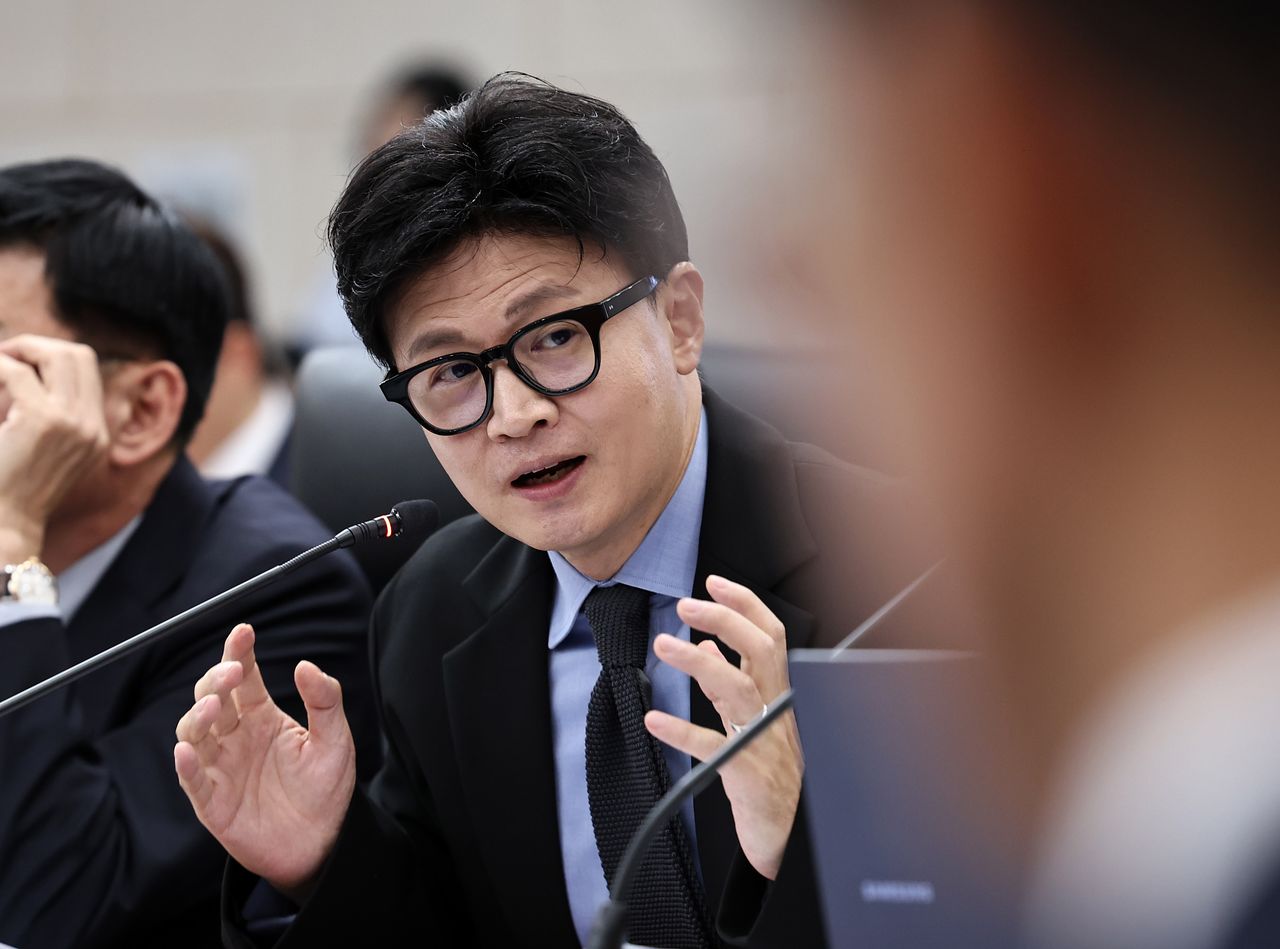 한동훈 무소속 의원이 7일 서울 종로구 통일부 남북회담본부에서 열린 국회 외교통일위원회의 통일부 등에 대한 국정감사에서 정동영 장관에게 질의하고 있다. 뉴스1