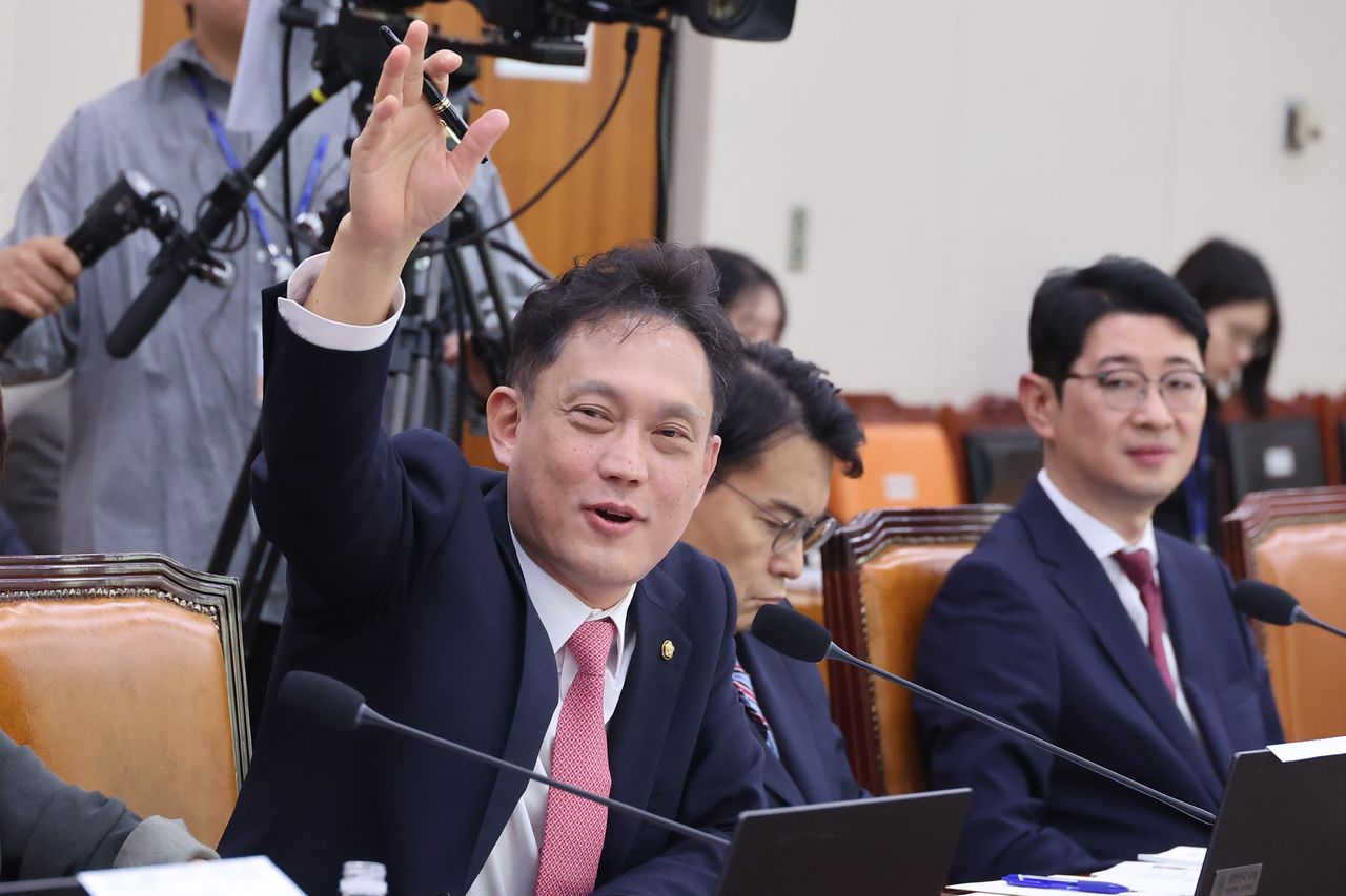 김태규 국민의힘 의원이 8일 서울 여의도 국회에서 열린 법제사법위원회의 법무부 등에 대한 국정감사에서 의사진행 발언을 신청하고 있다. 뉴스1