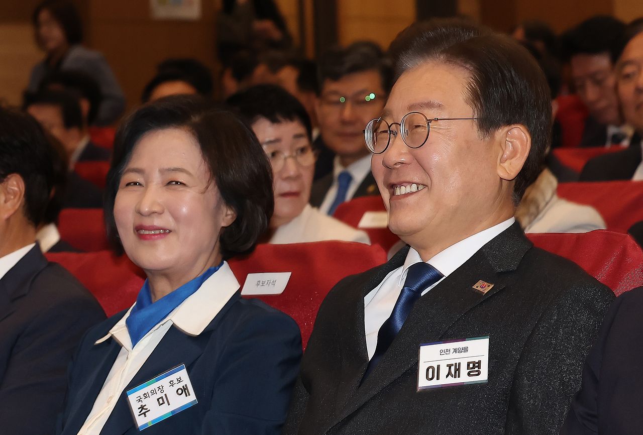 지난 2024년 5월 16일 당시 이재명 더불어민주당 대표가 서울 여의도 국회 의원회관에서 열린 제22대 국회 전반기 국회의장단 후보 선출을 위한 더불어민주당 당선자총회에서 국회의장 후보인 추미애와 미소를 보이고 있다. 뉴스1