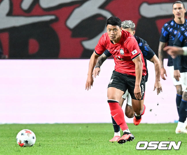 [OSEN= 서울월드컵경기장, 이대선 기자] 로베르토 모레노 감독이 이끄는 한국 축구대표팀이 28일 서울월드컵경기장에서 우루과이와 A매치 경기를 가졌다.한국은 지난 24일 오현규, 손흥민, 이동경의 연속골이 터져 에콰도르를 3-0으로 제압했다. 모레노 감독은 한국대표팀 데뷔전에서 승리를 신고했다.전반 한국 황희찬이 드리블 돌파를 하고 있다. 2026.09.28 / sunday@osen.co.kr