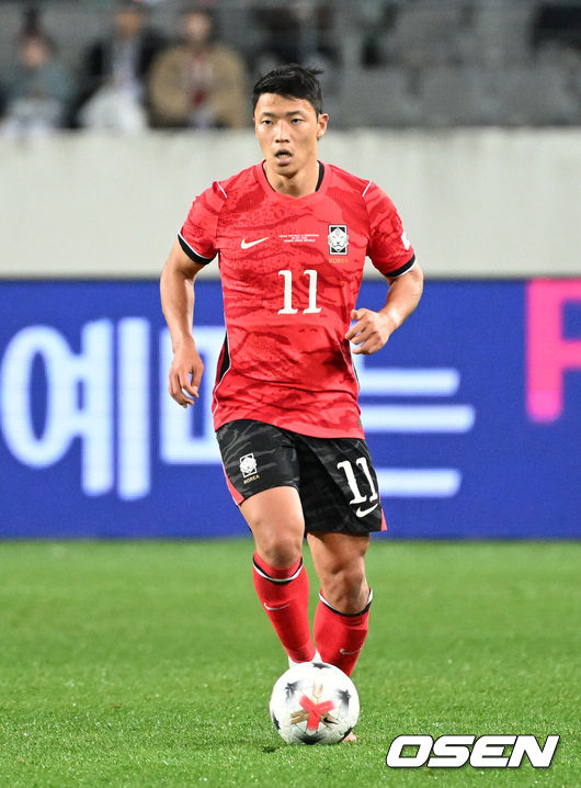 [OSEN=용인, 이대선 기자] 한국축구에 역사적인 날이다. 손흥민(34, LAFC)이 전설 차범근의 A매치 최다골 기록을 넘었다.로베르트 모레노 감독이 이끄는 대한민국 축구대표팀은 6일 오후 8시 용인미르스타디움에서 개최되는 친선전에서 우즈베키스탄을 상대로 손흥민의 선제골과 오세훈의 추가골이 터져 2-0 완승을 거뒀다.후반 대한민국 황희찬이 드리블 돌파를 하고 있다. 2026.10.06 /sunday@osen.co.kr