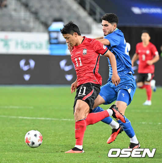 [OSEN=용인, 이대선 기자] 한국축구에 역사적인 날이다. 손흥민(34, LAFC)이 전설 차범근의 A매치 최다골 기록을 넘었다.로베르트 모레노 감독이 이끄는 대한민국 축구대표팀은 6일 오후 8시 용인미르스타디움에서 개최되는 친선전에서 우즈베키스탄을 상대로 손흥민의 선제골과 오세훈의 추가골이 터져 2-0 완승을 거뒀다.후반 대한민국 황희찬이 드리블 돌파를 하고 있다. 2026.10.06 /sunday@osen.co.kr