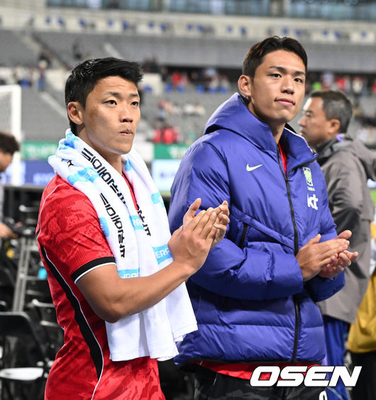 [OSEN=용인, 이대선 기자] 한국축구에 역사적인 날이다. 손흥민(34, LAFC)이 전설 차범근의 A매치 최다골 기록을 넘었다.로베르트 모레노 감독이 이끄는 대한민국 축구대표팀은 6일 오후 8시 용인미르스타디움에서 개최되는 친선전에서 우즈베키스탄을 상대로 손흥민의 선제골과 오세훈의 추가골이 터져 2-0 완승을 거뒀다.경기 종료 후 대한민국 황희찬, 오세훈이 관중석을 향해 인사를 하고 있다. 2026.10.06 /sunday@osen.co.kr