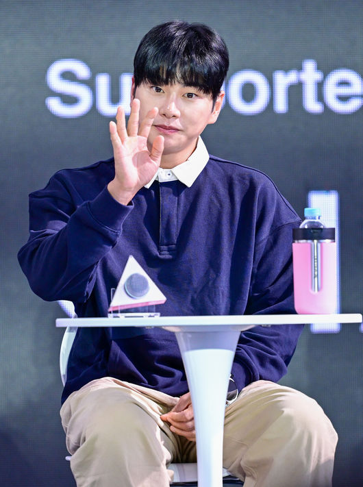 [OSEN=부산, 최규한 기자] 9일 부산 우동 영화의전당 루프씨어터에서 ‘제31회 부산국제영화제’ 영화 ‘세대유감’(감독 김성윤) 오픈 토크가 열렸다.올해로 31회째를 맞은 부산국제영화제는 오는 15일까지 이어진다. 올해 영화제에서는 59개국 316편의 작품이 관객들과 만난다.배우 이이경이 인사를 전하고 있다. 2026.10.09 / dreamer@osen.co.kr