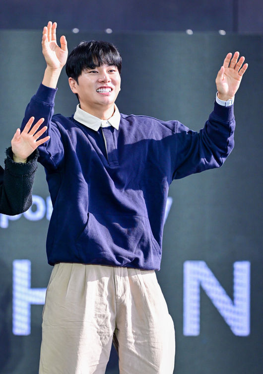 [OSEN=부산, 최규한 기자] 9일 부산 우동 영화의전당 루프씨어터에서 ‘제31회 부산국제영화제’ 영화 ‘세대유감’(감독 김성윤) 오픈 토크가 열렸다.올해로 31회째를 맞은 부산국제영화제는 오는 15일까지 이어진다. 올해 영화제에서는 59개국 316편의 작품이 관객들과 만난다.배우 이이경이 포토타임을 하고 있다. 2026.10.09 / dreamer@osen.co.kr