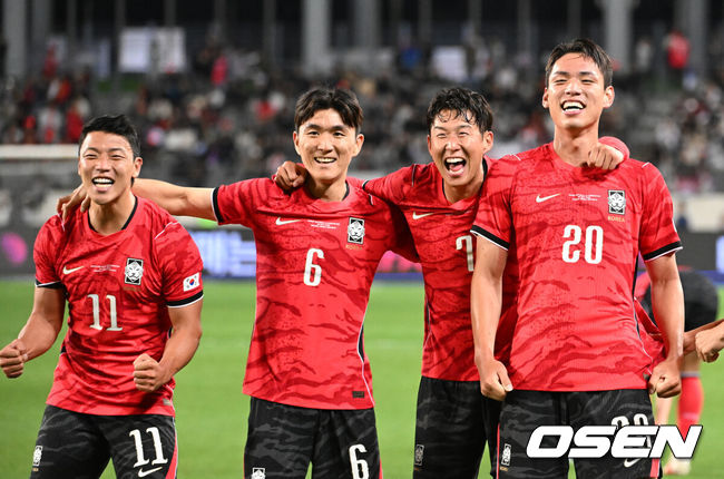 [OSEN=용인, 이대선 기자] 한국축구에 역사적인 날이다. 손흥민(34, LAFC)이 전설 차범근의 A매치 최다골 기록을 넘었다.로베르트 모레노 감독이 이끄는 대한민국 축구대표팀은 6일 오후 8시 용인미르스타디움에서 개최되는 친선전에서 우즈베키스탄을 상대로 손흥민의 선제골과 오세훈의 추가골이 터져 2-0 완승을 거뒀다.후반 대한민국 오세훈이 팀의 두 번째 골을 성공시키고 환호하고 있다. 2026.10.06 /sunday@osen.co.kr