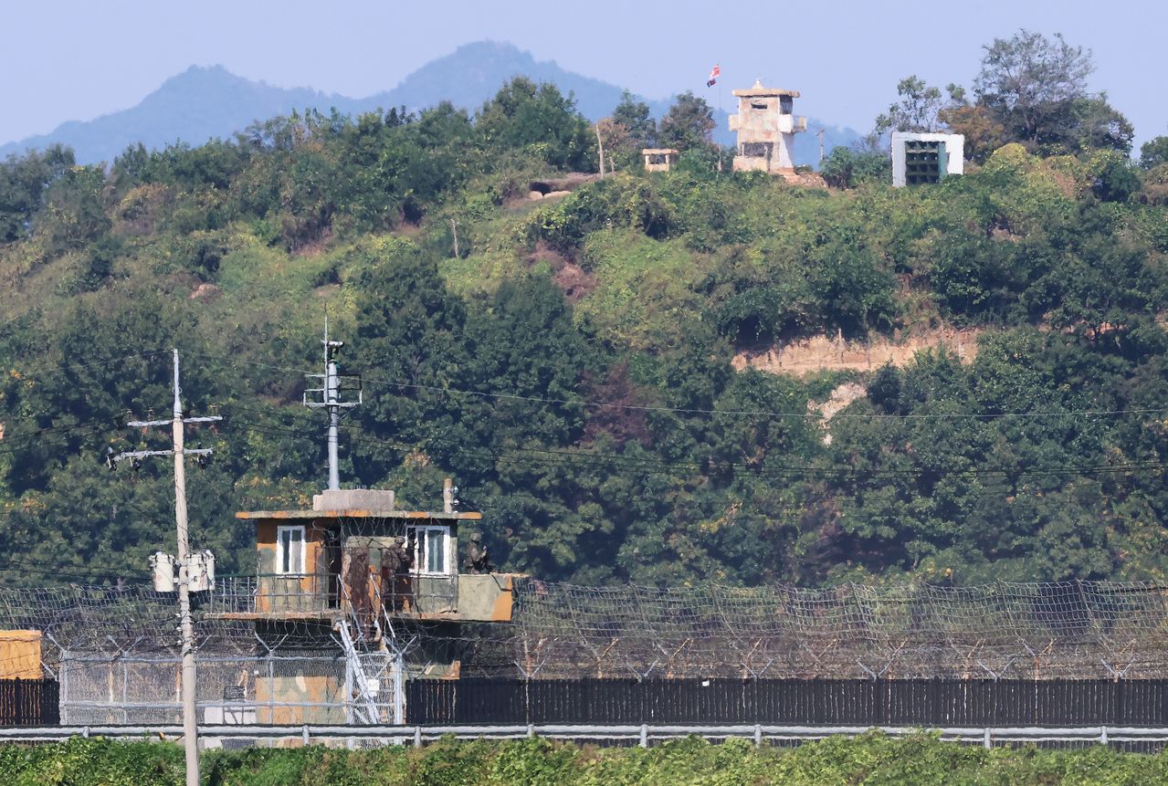 지난달 29일 경기 파주 접경지역에서 마주보고 있는 남과 북의 초소에 긴장감이 감돌고 있다. 뉴스1