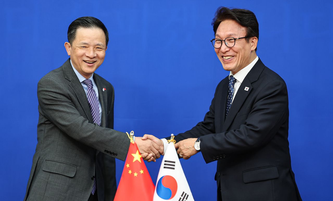 김민석 더불어민주당 대표가 8일 서울 여의도 국회에서 다이빙 주한중국대사를 접견하며 기념촬영을 하고 있다. 뉴스1