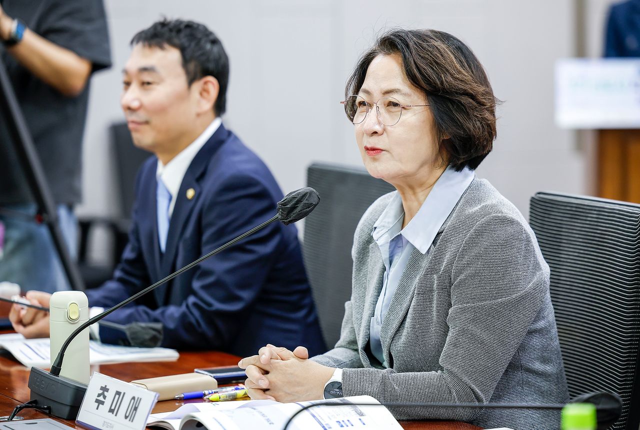 추미애 경기지사가 지난달 28일 서울 여의도 국회 의원회관에서 열린 3기 신도시 자족강화와 신속추진을 위한 국회토론회에서 발언하고 있다. 왼쪽은 김용민 민주당 의원. 뉴시스