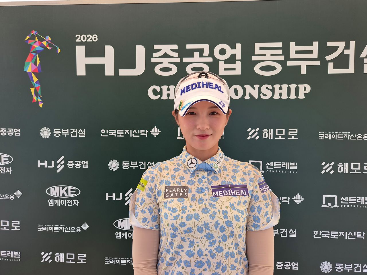 박현경이 8일 KLPGA 투어 HJ중공업·동부건설 챔피언십 1라운드를 마치고 환하게 웃고 있다. 고봉준 기자