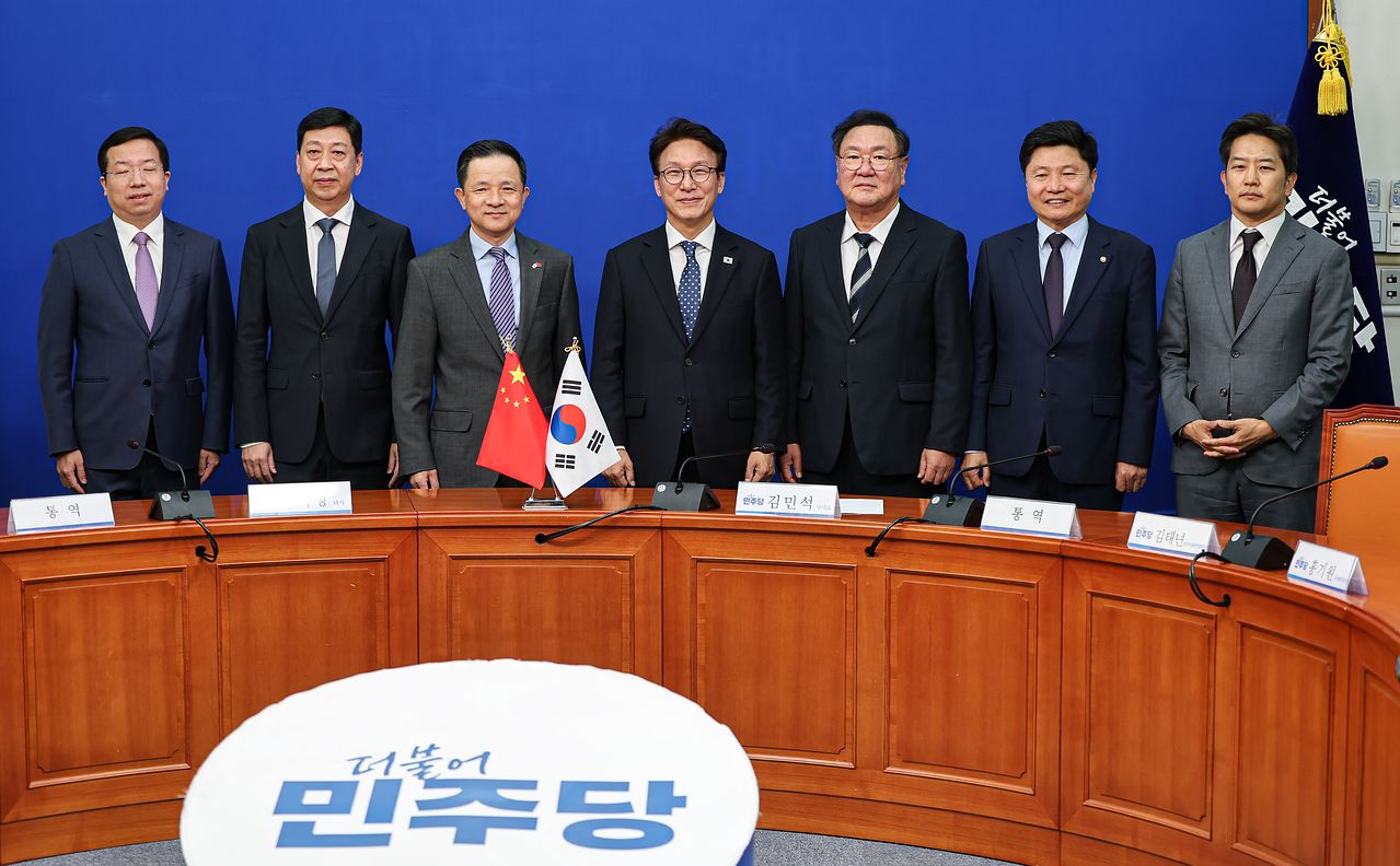 김민석 더불어민주당 대표가 8일 서울 여의도 국회에서 다이빙 주한중국대사를 접견하며 참석자들과 기념촬영을 하고 있다. 뉴스1