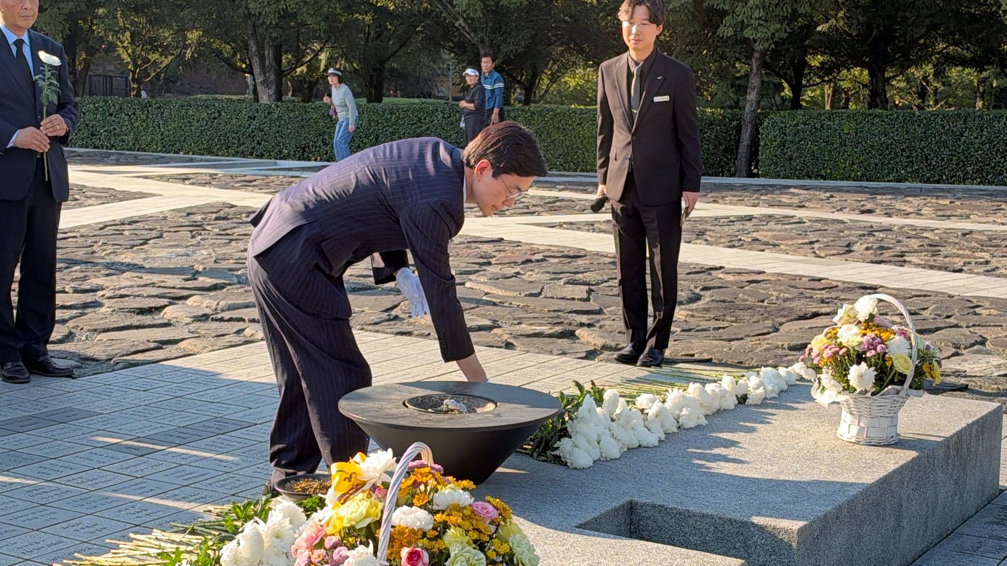 조경태 국민의힘 의원이 9일 경남 김해시 봉하마을 노무현 전 대통령 묘역을 참배하고 있다. 사진 조경태 의원실