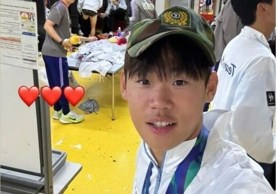 아시안게임 금메달로 병역혜택을 받은 축구 국가대표 박승수가 3일 전역모를 쓴 사진을 개인 SNS에 올린 모습. 사진 박승수 SNS 캡처 