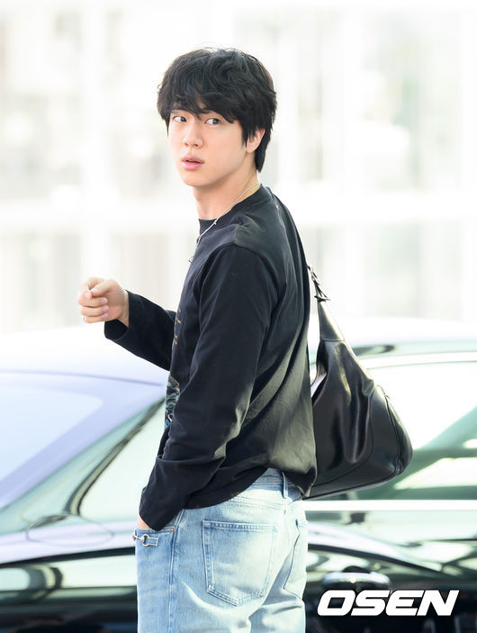 차량에서 내린 BTS 맏형 진