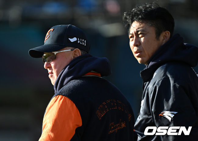 [OSEN=잠실, 이대선 기자] 27일 오후 서울 잠실야구장에서 2025 신한 SOL Bank KBO리그 포스트시즌 한국시리즈 1차전 LG 트윈스와 한화 이글스의 경기가 열렸다.LG는 임찬규, 한화는 류현진을 선발 투수로 내세웠다.경기에 앞서 한화 김경문 감독과 손혁 단장이 이야기를 나누고 있다. 2025.10.27 /sunday@osen.co.kr