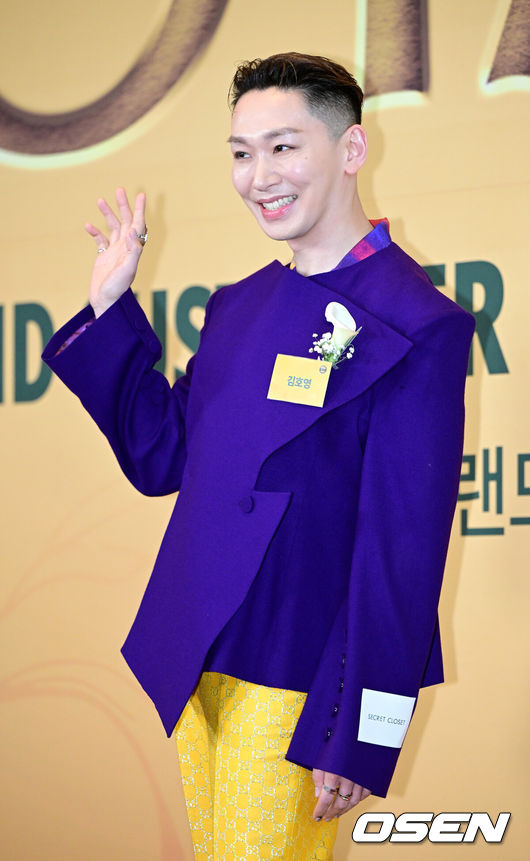 [OSEN=최규한 기자] 30일 오후 서울 여의도 콘레드 호텔에서 ‘2026 브랜드 고객충성도 대상’ 시상식이 열렸다.브랜드 고객충성도 대상은 매년 소비자 조사를 통해 1위 브랜드를 선정하고 시상하는 행사다.뮤지컬배우 김호영이 포즈를 취하고 있다. 2026.04.30 / dreamer@osen.co.kr