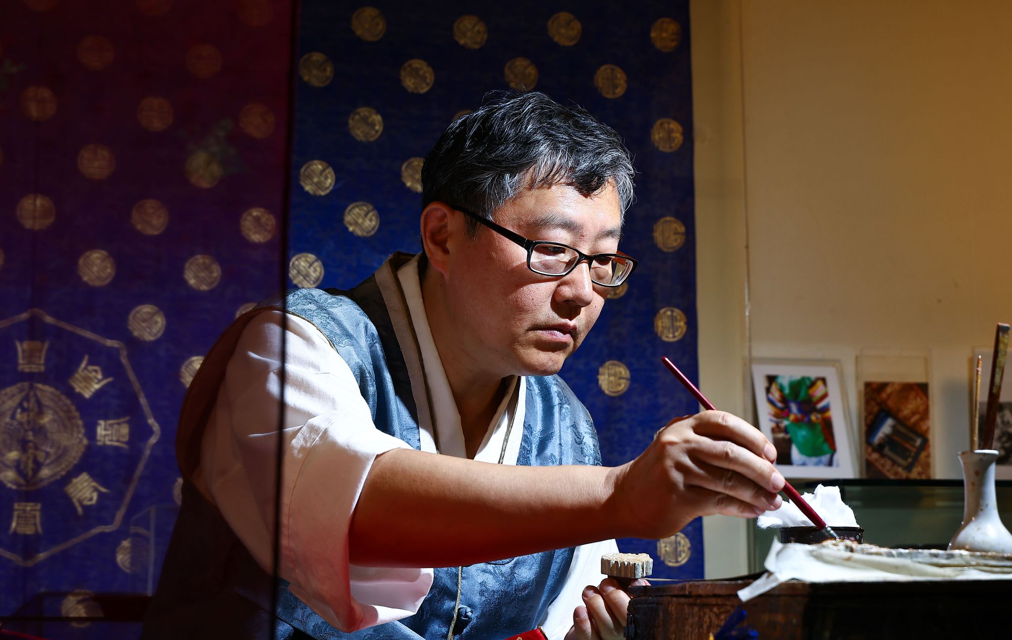 김 장인이 금박 문양을 새기는 작업을 하고 있다.