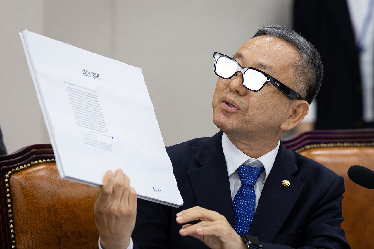 김문수 더불어민주당 의원이 7일 서울 여의도 국회에서 열린 교육위원회의 교육부 등에 대한 국정감사에서 AI글래스를 활용한 수능 문항 풀이 시연을 하고 있다. 뉴스1