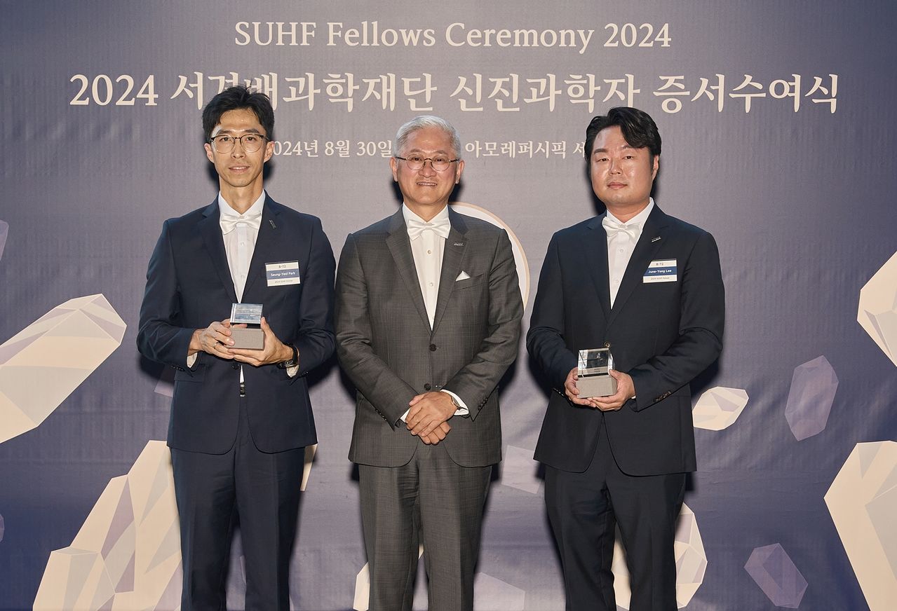 2024년 서경배과학재단 신진과학자 증서 수여식. 왼쪽부터 박승열 카이스트 생명과학과 교수, 서경배 아모레퍼시픽 그룹 회장, 이준용 연세대 의과대학 미생물학교실 교수. 사진 서경배과학재단