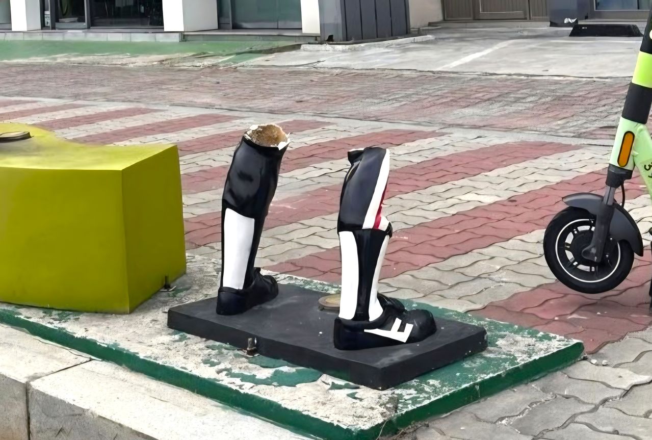 11일 오전 전남광주 북구 용봉동 패션의거리 인근 인도에 설치된 김성한 전 프로야구 해태 타이거즈 선수의 조형물이 파손돼 있다. 사진 전남광주통합특별시 북구