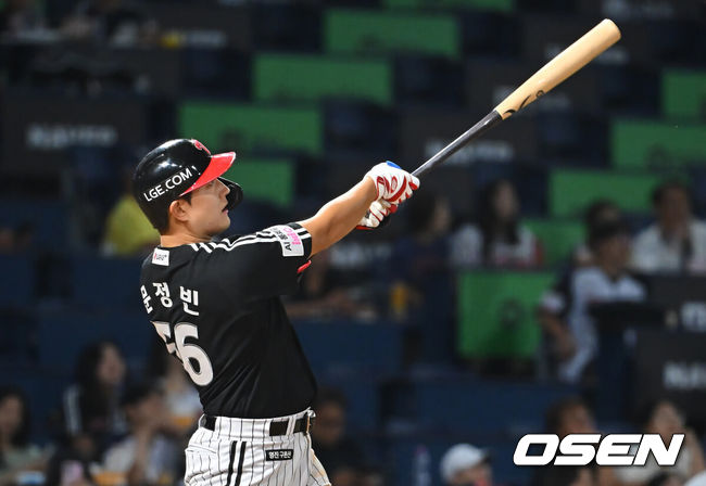 [OSEN=창원, 이석우 기자] 16일 창원NC파크에서 2026 신한 SOL KBO 리그 NC 다이노스와 LG 트윈스의 경기가 열렸다. 홈팀 NC는 클레빈저가, 방문팀 LG는 박시원이 선발 출전했다. LG 트윈스 문정빈이 9회초 무사 1,2루 좌중월 3점 홈런을 치고 있다. 2026.09.16 / foto0307@osen.co.kr