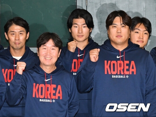 [OSEN=인천공항, 조은정 기자]월드베이스볼클래식(WBC)에 출전한 한국대표팀이 16일 인천국제공항을 통해 마이애미에서 귀국했다.한국은 C조 조별리그에서 일본, 대만, 호주, 체코 상대로 2승 2패(조 2위)를 거두며 2009년 이후 17년 만에 8강 진출에 성공했다. 그러나 도미니카공화국과의 8강전에서 0-10 7회 콜드게임 끝내기 패배로 대회를 마무리했다.류지현 감독, 노경은, 류현진, 문보경을 비롯한 야구대표팀이 포즈를 취하고 있다. 2026.03.16 /cej@osen.co.kr