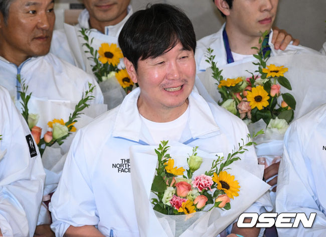 [OSEN=인천공항, 조은정 기자]2026 아이치·나고야 아시안게임에서 금메달을 차지한 야구 대표팀이 28일 인천국제공항을 통해 귀국했다.한국 야구 대표팀은 금메달을 따내며 2010년 광저우 대회를 시작으로 2014년 인천, 2018년 자카르타-팔렘방, 2023년 항저우, 2026년 나고야-아이치까지 아시안게임 5회 연속 우승을 달성했다.야구대표팀 류지현 감독이 포즈를 취하고 있다. 2026.09.28 /cej@osen.co.kr