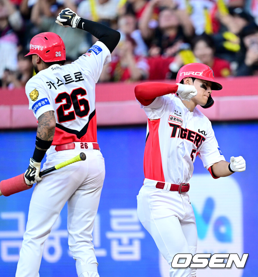 [OSEN=광주, 최규한 기자] 10일 광주-기아 챔피언스필드에서 ‘2026 신한 SOL Bank KBO리그’ KIA 타이거즈와 SSG 랜더스의 경기가 열렸다.홈팀 KIA는 시라카와 케이쇼, 방문팀 SSG는 최민준을 선발로 내세웠다.3회말 1사 1루 상황 KIA 김도영이 다시 앞서가는 좌중간 투런포를 날리고 홈을 밟은 뒤 카스트로와 기뻐하고 있다. 2026.10.10 / dreamer@osen.co.kr