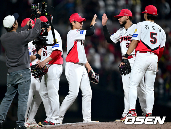 [OSEN=광주, 최규한 기자] KIA 타이거즈가 3연승을 거두고 준플레이오프 직행 티켓 매직넘버 1를 남겼다. KIA는 10일 광주-기아 챔피언스필드에서 열린 2026 신한 SOL KBO리그 SSG 랜더스와의 경기를 8-5로 이겼다. 카스트로의 선제 솔로포, 결정적 3점포가 빛났다. 김도영도 44호 투런포, 나성범은 31호 백투백포로 화답했다. 3연승을 거두고 자력 3위에 1승만 남겼다. 11일 광주 롯데전을 승리하면 준플레이오프 직행 티켓을 거머쥔다. 경기를 마치고 승리한 KIA 선수들이 인사를 나누고 있다. 2026.10.10 / dreamer@osen.co.kr