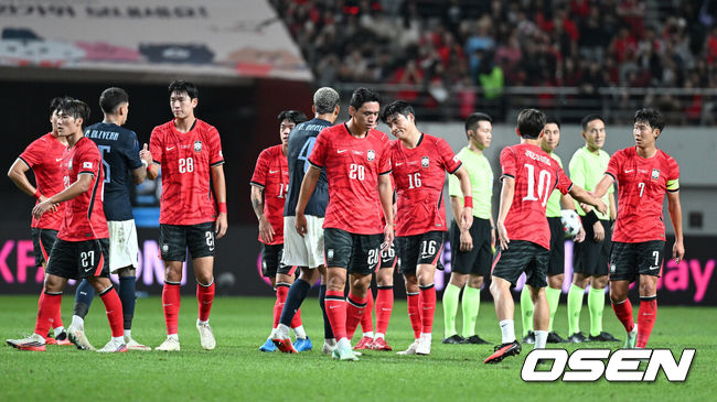 [OSEN= 서울월드컵경기장, 이대선 기자] 로베르트모레노 임시 감독이 이끄는 대한민국 축구 국가대표팀은 28일 서울월드컵경기장에서 디에고 포를란 감독이 지휘하는 우루과이와 A매치 맞대결을 치러 1-4로 대패했다.이로써 모레노 감독은 지난 에콰도르전 3-0 완승 분위기를 이어기는 데 실패했다. 부임 2경기 만에 남미 강호 우루과이를 만나 1-4로 무너졌다.경기 종료 후 한국 선수들이 아쉬워하고 있다. 2026.09.28 / sunday@osen.co.kr