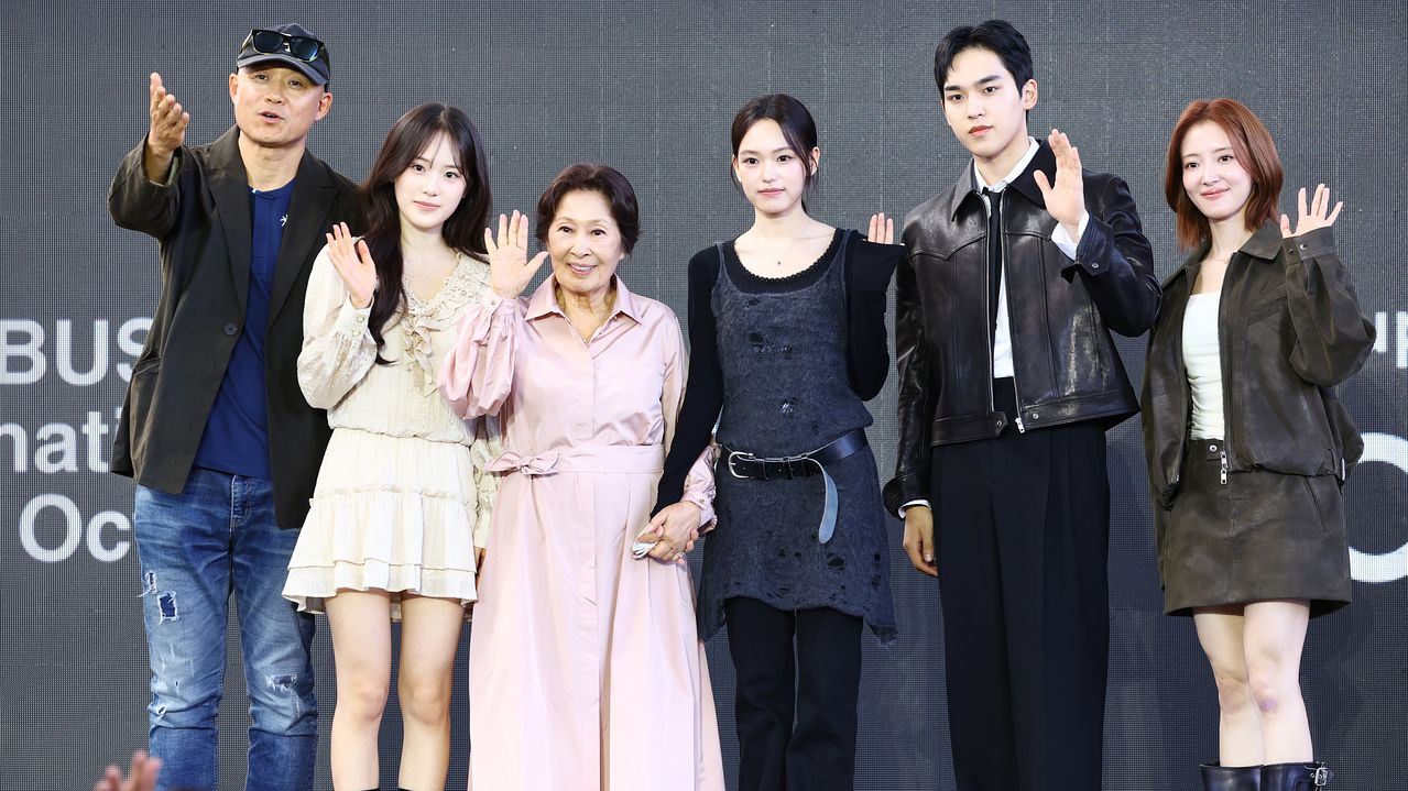 송일곤 감독(왼쪽부터), 박서경, 김혜자, 최주은, 문서현, 이세영이 8일 부산 해운대구 영화의 전당 루프씨어터에서 열린 제31회 부산국제영화제(BIFF) 영화 '여전히 찬란하게' 야외무대인사에서 포즈를 취하고 있다. 연합뉴스
